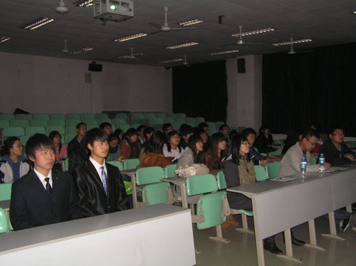 我们公司有一个服务与礼仪的培训,想在中间穿