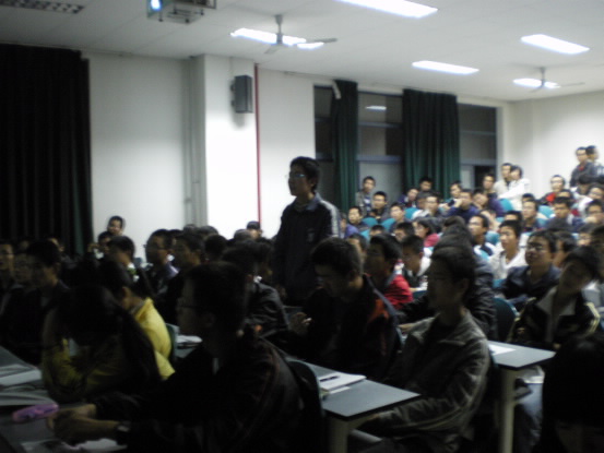 现场会员在向主讲提问