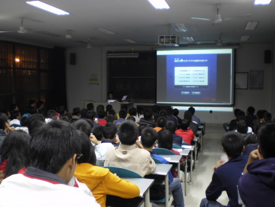 现场会员正在认真聆听主讲的讲解