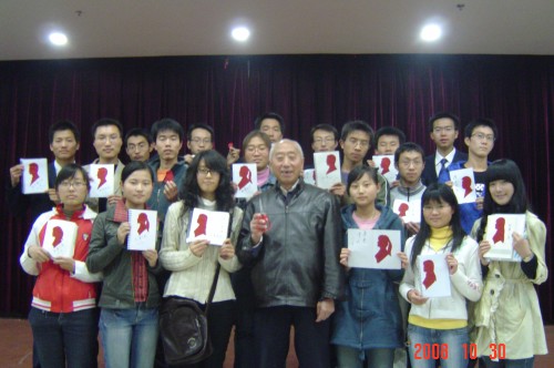 现场观众、工作人员与李老师合影留念