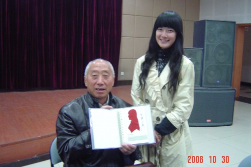 李老师给主持人剪影