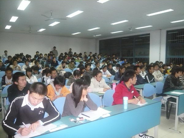 在百家讲坛之陶潜风骨的讲座中同学们正在认真地做笔记