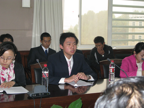 我校研究生会主席弥恒主持会议