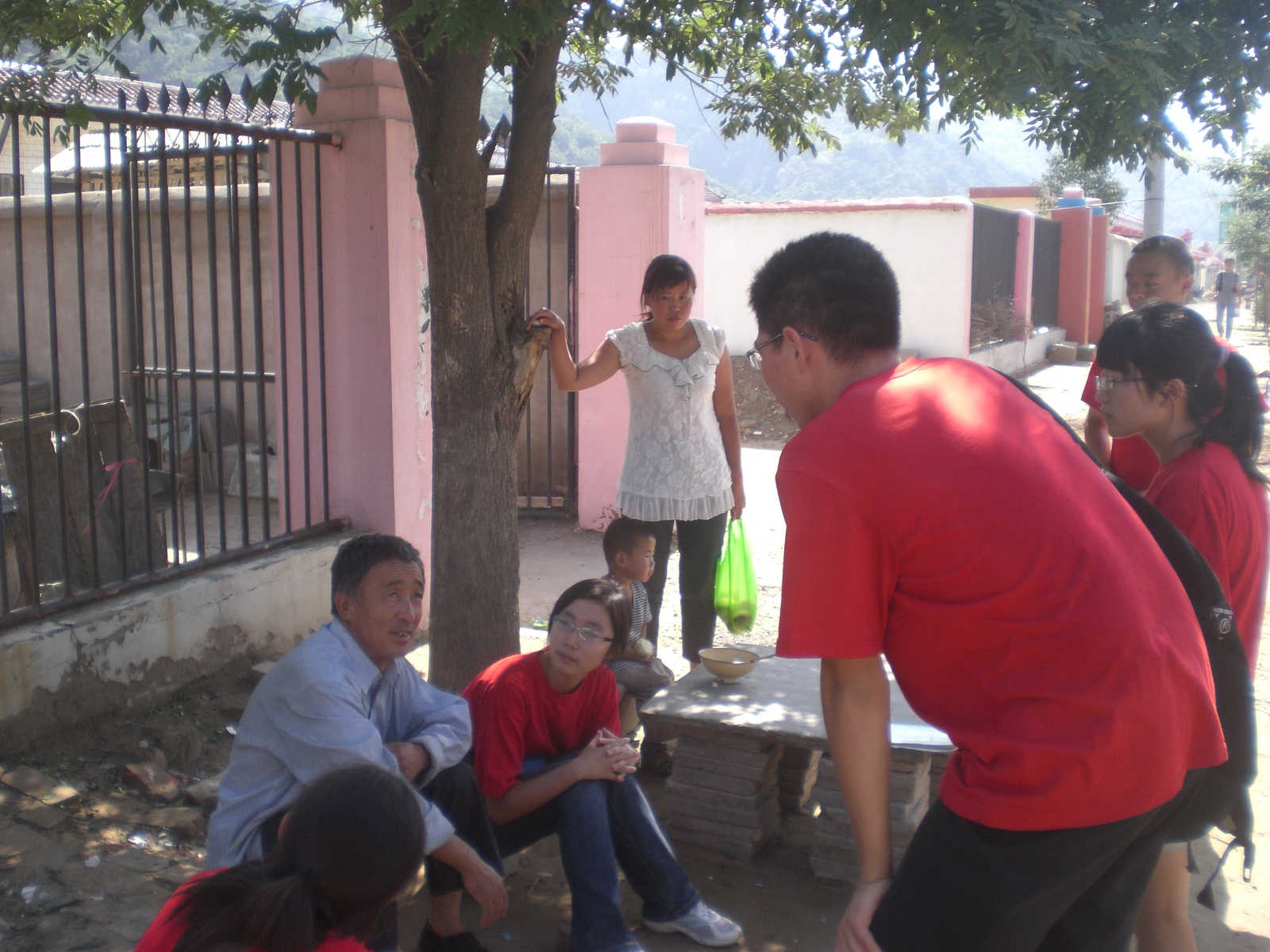实践队员对当地村民进行调研