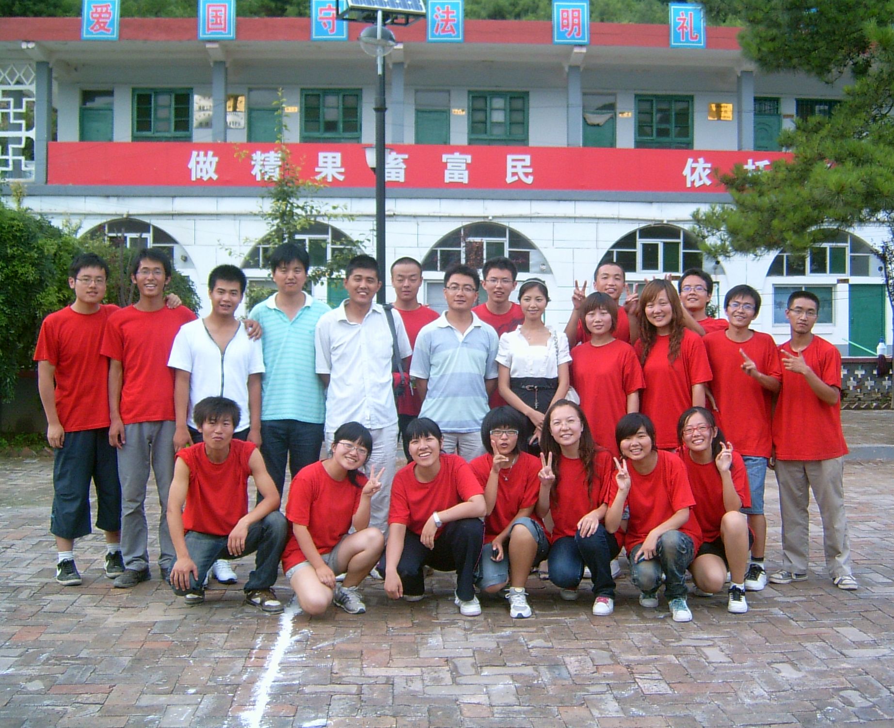 实践队与宜川县团委和乡政府领导及电视台工作人员合影