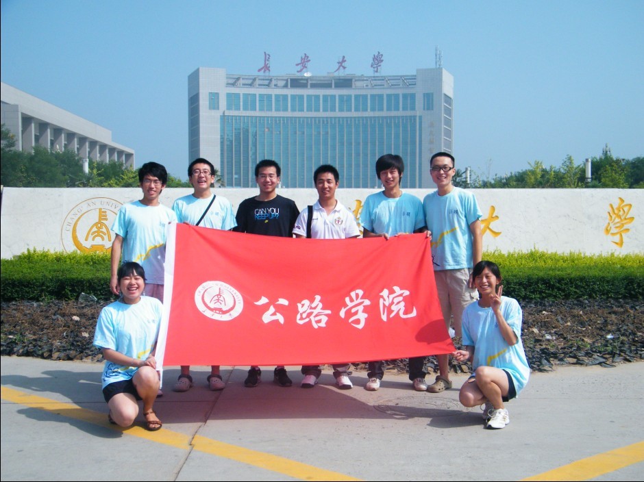 实践队在渭水校区门前合影