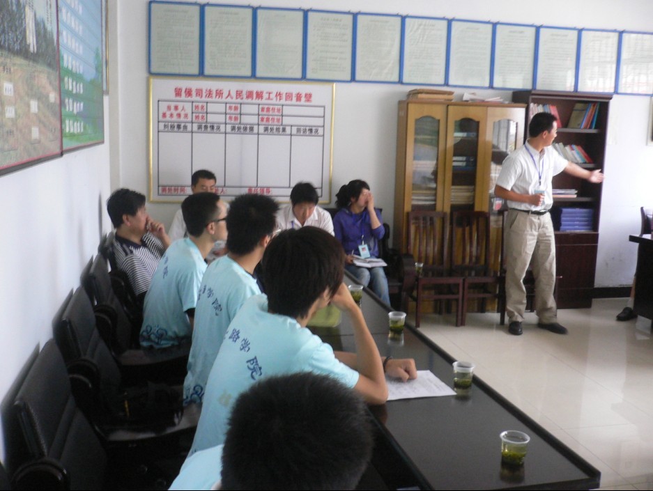 镇党委书记主持座谈会