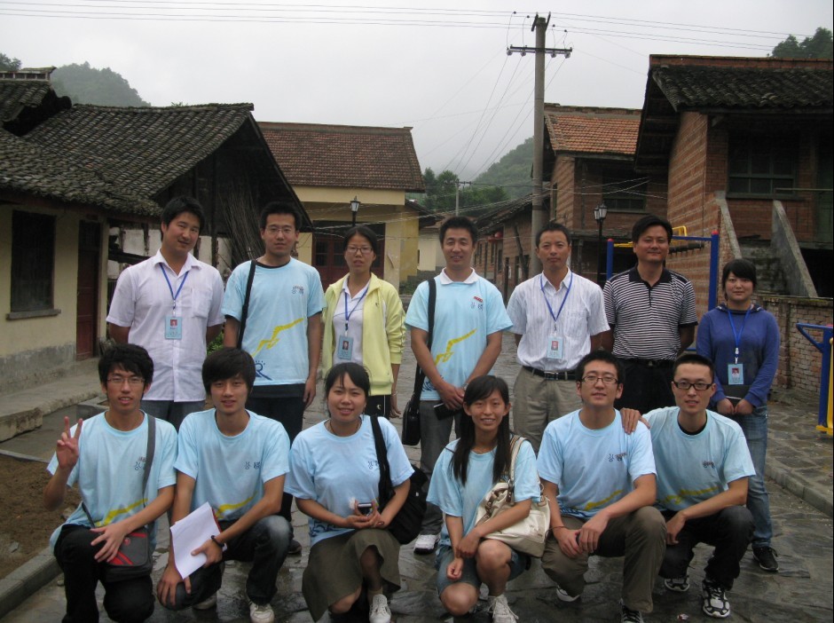 在留侯镇与大学生村官合影留念