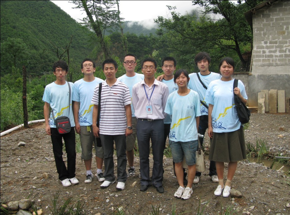 大鲵养殖场合影