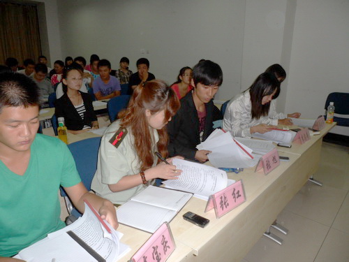 大艺团张红老师与学生评委