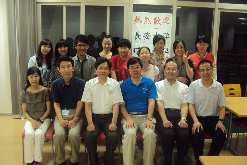 我校师生与日方学校领导合影