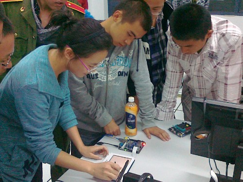 展示历届“电子设计大赛”获奖作品