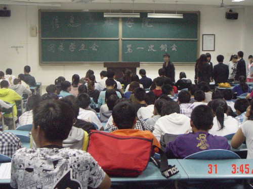 学生会成员为会议做准备工作