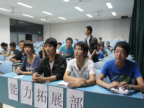 驿站人员向新生提问