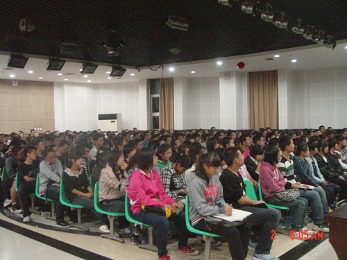 11级新生认真聆听赵老师讲话