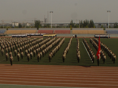 我院学生进行体操比赛