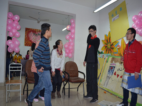 小品《傻子上学》