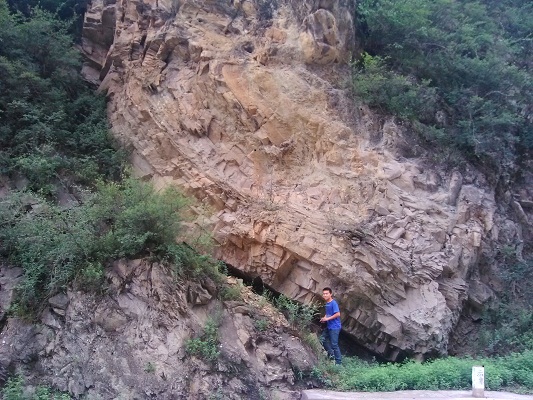 队员仔细观察、测量记录